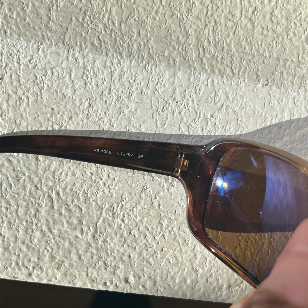 Ray-Ban tortoise shell polarized sunglasses with Tan Case - Picture 4 of 5